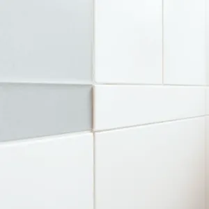 Czy gruntować hydroizolację przed płytkami