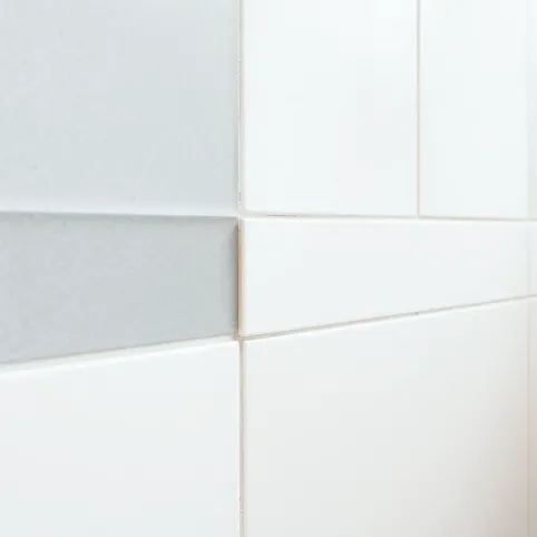 Czy gruntować hydroizolację przed płytkami