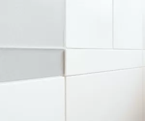 Czy gruntować hydroizolację przed płytkami