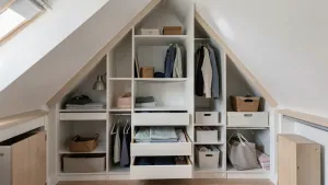 garderoba pod niskim skosem