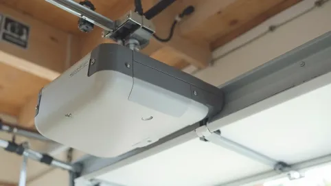 Jak zamontować napęd do bramy garażowej uchylnej