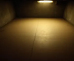 Podłoga w piwnicy w starym domu